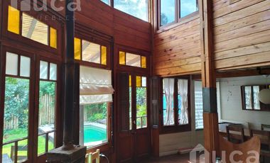 ALQUILER ANUAL | ENCANTADORA CASA de Madera c/Jardin y Pileta | Barrio La Bota