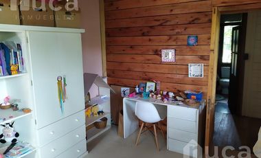 ALQUILER ANUAL | ENCANTADORA CASA de Madera c/Jardin y Pileta | Barrio La Bota