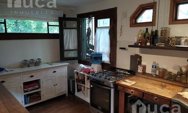 ALQUILER ANUAL | ENCANTADORA CASA de Madera c/Jardin y Pileta | Barrio La Bota