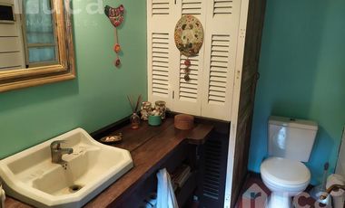 ALQUILER ANUAL | ENCANTADORA CASA de Madera c/Jardin y Pileta | Barrio La Bota