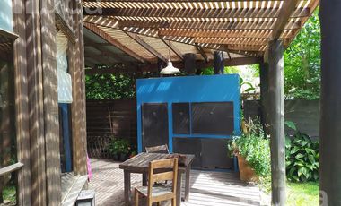 ALQUILER ANUAL | ENCANTADORA CASA de Madera c/Jardin y Pileta | Barrio La Bota