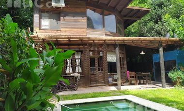 ALQUILER ANUAL | ENCANTADORA CASA de Madera c/Jardin y Pileta | Barrio La Bota