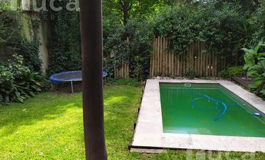 ALQUILER ANUAL | ENCANTADORA CASA de Madera c/Jardin y Pileta | Barrio La Bota