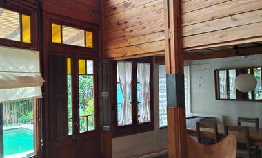 ALQUILER ANUAL | ENCANTADORA CASA de Madera c/Jardin y Pileta | Barrio La Bota