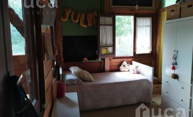 ALQUILER ANUAL | ENCANTADORA CASA de Madera c/Jardin y Pileta | Barrio La Bota
