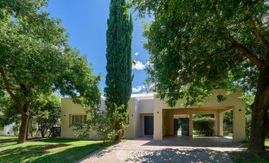 VENTA | ALQUILER - Casa 3 dormitorios, quincho y parrillero  - Kentucky Club de Campo, Funes.