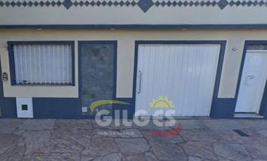 Alquiler de Casa  3 Ambientes en Haedo Muy buen estado - Con Cochera cubierta y Patio