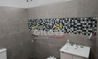 Alquiler de Casa  3 Ambientes en Haedo Muy buen estado - Con Cochera cubierta y Patio