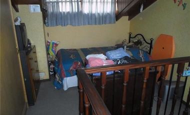 Triplex de 3 amb. 3 dormit, 2 baños, patio con lav y parrilla,entrada para auto