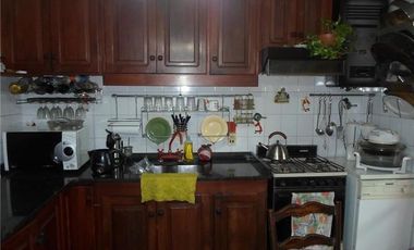 Triplex de 3 amb. 3 dormit, 2 baños, patio con lav y parrilla,entrada para auto