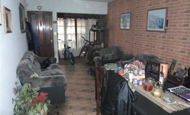 Triplex de 3 amb. 3 dormit, 2 baños, patio con lav y parrilla,entrada para auto