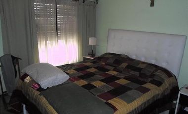 Triplex de 3 amb. 3 dormit, 2 baños, patio con lav y parrilla,entrada para auto