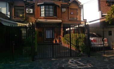 Triplex de 3 amb. 3 dormit, 2 baños, patio con lav y parrilla,entrada para auto