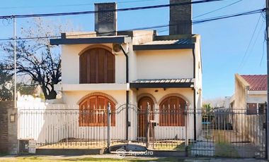 VENTA | PERMUTA - Casa de 3 dormitorios con cochera, patio, parrillero y pileta - Gálvez.