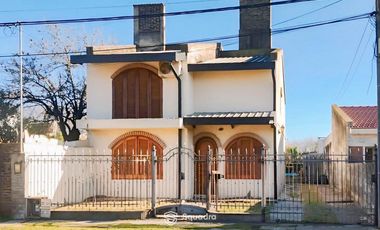 VENTA | PERMUTA - Casa de 3 dormitorios con cochera, patio, parrillero y pileta - Gálvez.