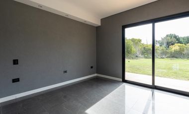 CASA EN VENTA EN COSTA ESMERALDA, BARRIO RESIDENCIAL I LOTE 653, 4 AMBIENTES