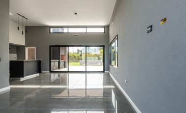 CASA EN VENTA EN COSTA ESMERALDA, BARRIO RESIDENCIAL I LOTE 653, 4 AMBIENTES