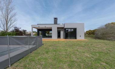 CASA EN VENTA EN COSTA ESMERALDA, BARRIO RESIDENCIAL I LOTE 653, 4 AMBIENTES