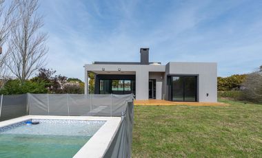 CASA EN VENTA EN COSTA ESMERALDA, BARRIO RESIDENCIAL I LOTE 653, 4 AMBIENTES