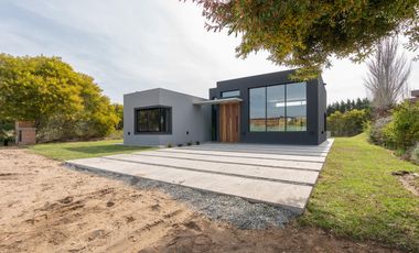 CASA EN VENTA EN COSTA ESMERALDA, BARRIO RESIDENCIAL I LOTE 653, 4 AMBIENTES