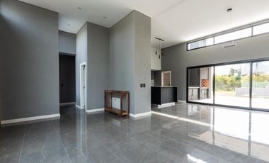 CASA EN VENTA EN COSTA ESMERALDA, BARRIO RESIDENCIAL I LOTE 653, 4 AMBIENTES