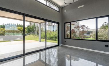 CASA EN VENTA EN COSTA ESMERALDA, BARRIO RESIDENCIAL I LOTE 653, 4 AMBIENTES