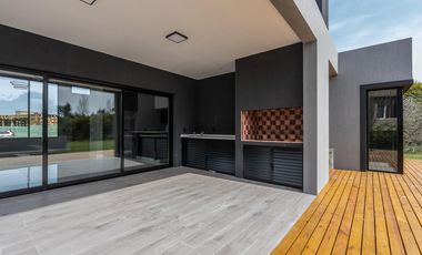 CASA EN VENTA EN COSTA ESMERALDA, BARRIO RESIDENCIAL I LOTE 653, 4 AMBIENTES