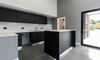 CASA EN VENTA EN COSTA ESMERALDA, BARRIO RESIDENCIAL I LOTE 653, 4 AMBIENTES
