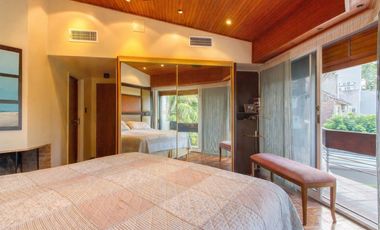 VENTA CASA ACASSUSO 6 AMBIENTES CON DEPENDENCIA, JARDIN, QUINCHO Y PILETA