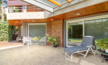 VENTA CASA ACASSUSO 6 AMBIENTES CON DEPENDENCIA, JARDIN, QUINCHO Y PILETA