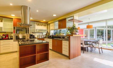 VENTA CASA ACASSUSO 6 AMBIENTES CON DEPENDENCIA, JARDIN, QUINCHO Y PILETA