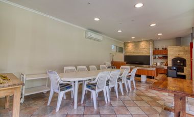 VENTA CASA ACASSUSO 6 AMBIENTES CON DEPENDENCIA, JARDIN, QUINCHO Y PILETA