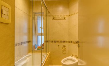 VENTA CASA ACASSUSO 6 AMBIENTES CON DEPENDENCIA, JARDIN, QUINCHO Y PILETA