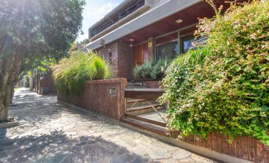 VENTA CASA ACASSUSO 6 AMBIENTES CON DEPENDENCIA, JARDIN, QUINCHO Y PILETA