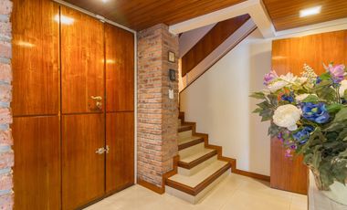 VENTA CASA ACASSUSO 6 AMBIENTES CON DEPENDENCIA, JARDIN, QUINCHO Y PILETA