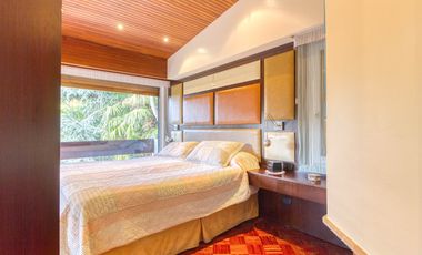 VENTA CASA ACASSUSO 6 AMBIENTES CON DEPENDENCIA, JARDIN, QUINCHO Y PILETA