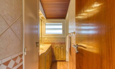 VENTA CASA ACASSUSO 6 AMBIENTES CON DEPENDENCIA, JARDIN, QUINCHO Y PILETA