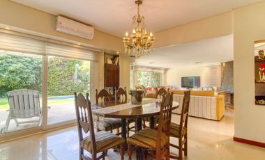 VENTA CASA ACASSUSO 6 AMBIENTES CON DEPENDENCIA, JARDIN, QUINCHO Y PILETA