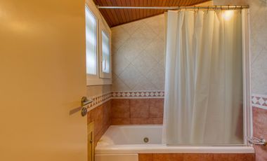 VENTA CASA ACASSUSO 6 AMBIENTES CON DEPENDENCIA, JARDIN, QUINCHO Y PILETA