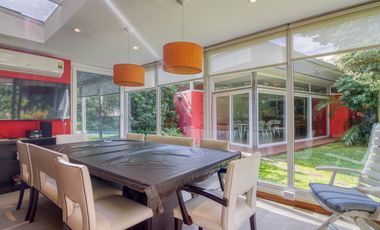 VENTA CASA ACASSUSO 6 AMBIENTES CON DEPENDENCIA, JARDIN, QUINCHO Y PILETA