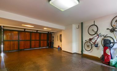 VENTA CASA ACASSUSO 6 AMBIENTES CON DEPENDENCIA, JARDIN, QUINCHO Y PILETA