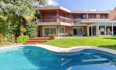 VENTA CASA ACASSUSO 6 AMBIENTES CON DEPENDENCIA, JARDIN, QUINCHO Y PILETA