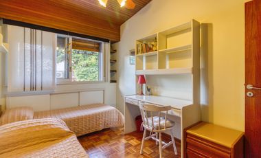 VENTA CASA ACASSUSO 6 AMBIENTES CON DEPENDENCIA, JARDIN, QUINCHO Y PILETA