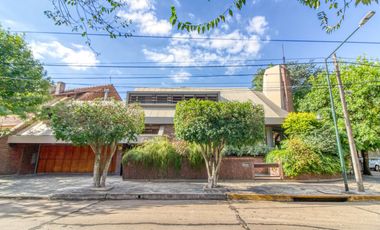 VENTA CASA ACASSUSO 6 AMBIENTES CON DEPENDENCIA, JARDIN, QUINCHO Y PILETA