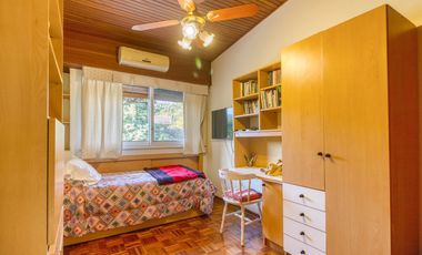 VENTA CASA ACASSUSO 6 AMBIENTES CON DEPENDENCIA, JARDIN, QUINCHO Y PILETA