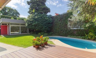 VENTA CASA ACASSUSO 6 AMBIENTES CON DEPENDENCIA, JARDIN, QUINCHO Y PILETA