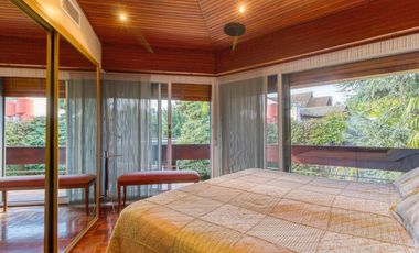 VENTA CASA ACASSUSO 6 AMBIENTES CON DEPENDENCIA, JARDIN, QUINCHO Y PILETA