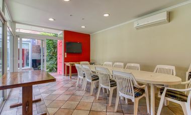 VENTA CASA ACASSUSO 6 AMBIENTES CON DEPENDENCIA, JARDIN, QUINCHO Y PILETA