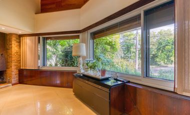 VENTA CASA ACASSUSO 6 AMBIENTES CON DEPENDENCIA, JARDIN, QUINCHO Y PILETA