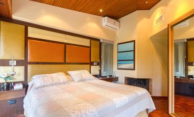 VENTA CASA ACASSUSO 6 AMBIENTES CON DEPENDENCIA, JARDIN, QUINCHO Y PILETA